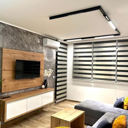 Apartman Lux-Besplatno Koriscenje Zasebne Garaze Sremska Mitrovica Eksteriør bilde