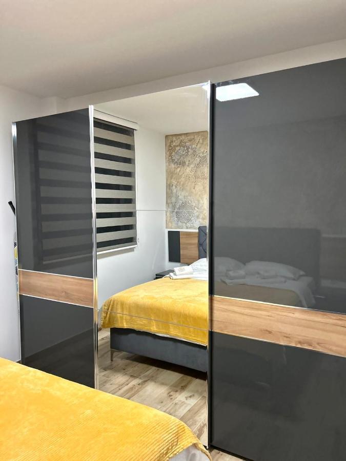 Apartman Lux-Besplatno Koriscenje Zasebne Garaze Sremska Mitrovica Eksteriør bilde