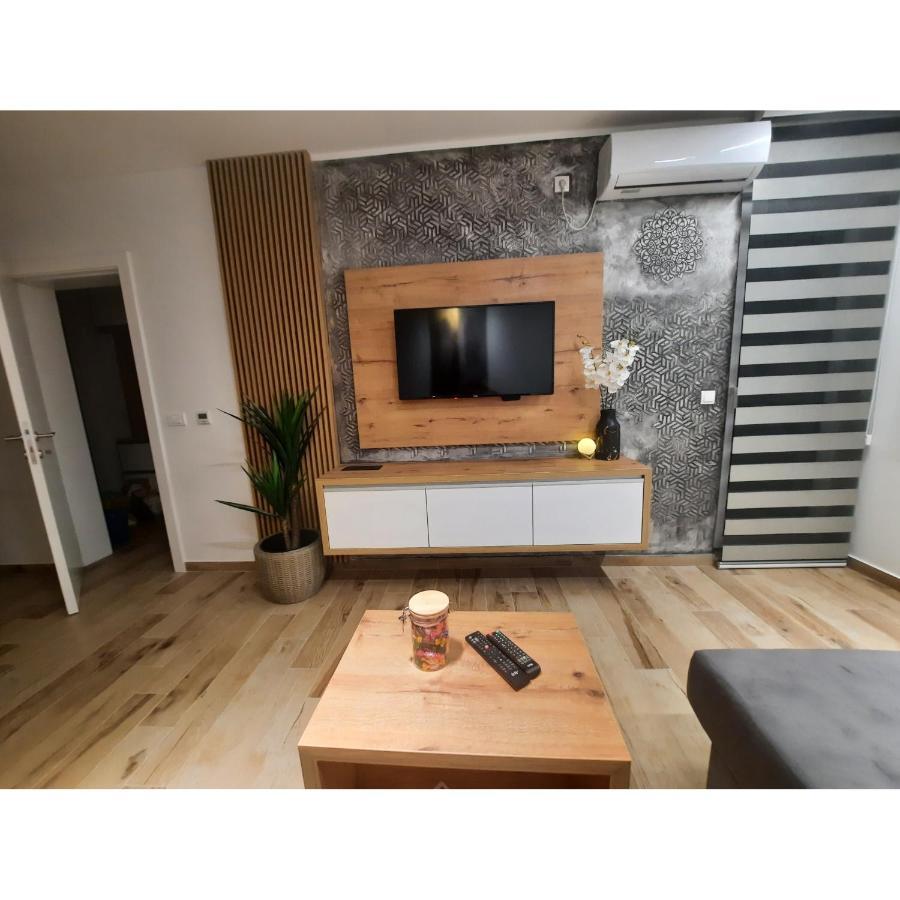 Apartman Lux-Besplatno Koriscenje Zasebne Garaze Sremska Mitrovica Eksteriør bilde