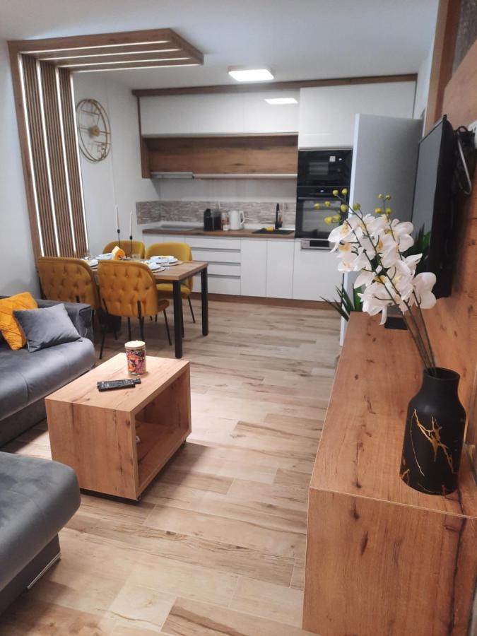 Apartman Lux-Besplatno Koriscenje Zasebne Garaze Sremska Mitrovica Eksteriør bilde